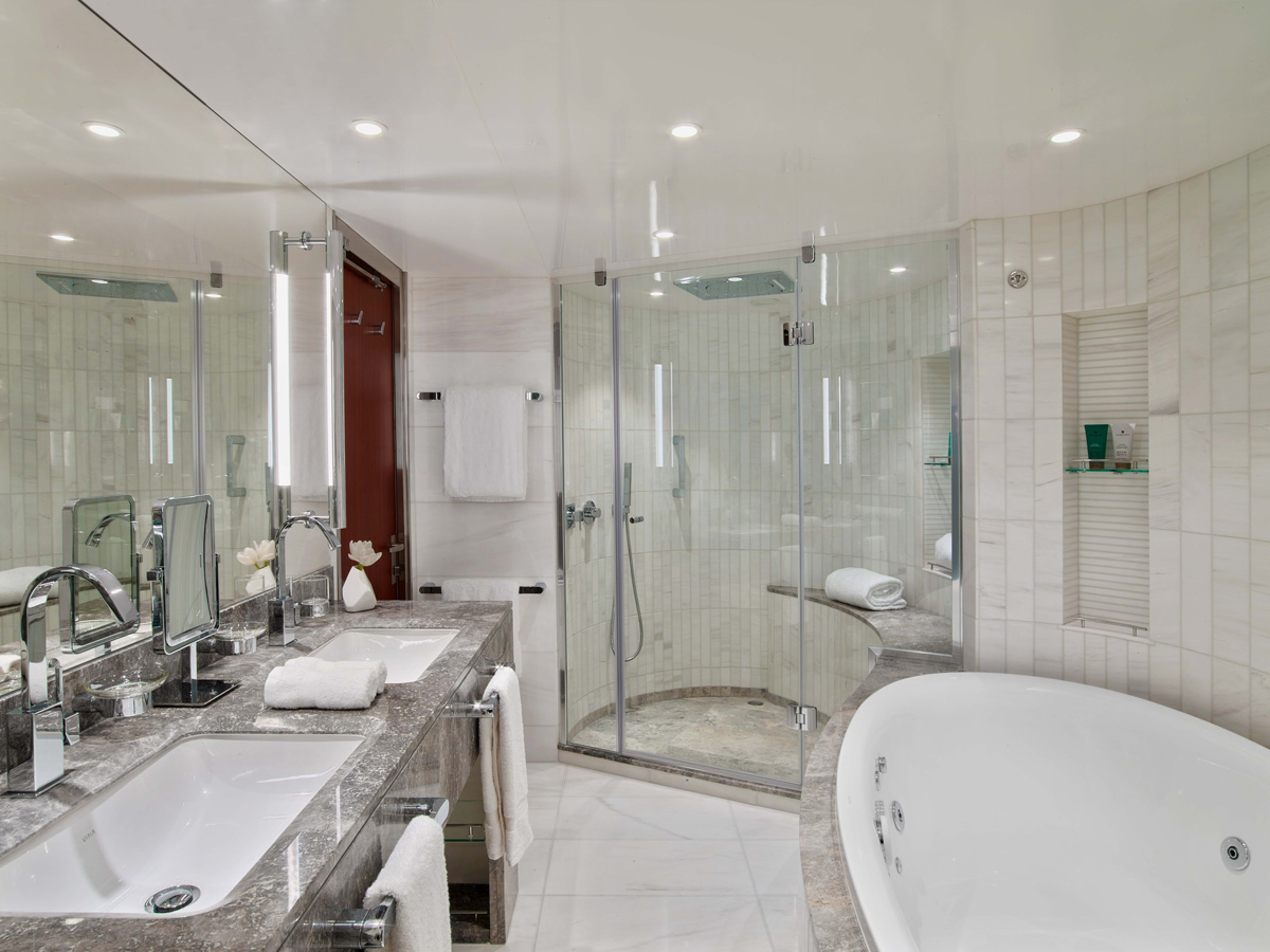 Seabourn Ovation Accommodation Wintergarden Suite 3.jpg